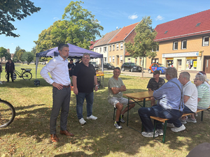 Begegnungen mit den Einwohnern Bürgermeister Michael Kruse und der Geschäftsführer der Stadtwerke Staßfurt, Eugen Keller